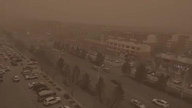 4k实拍强沙尘暴笼罩下的城市街道车流行人视频的预览图